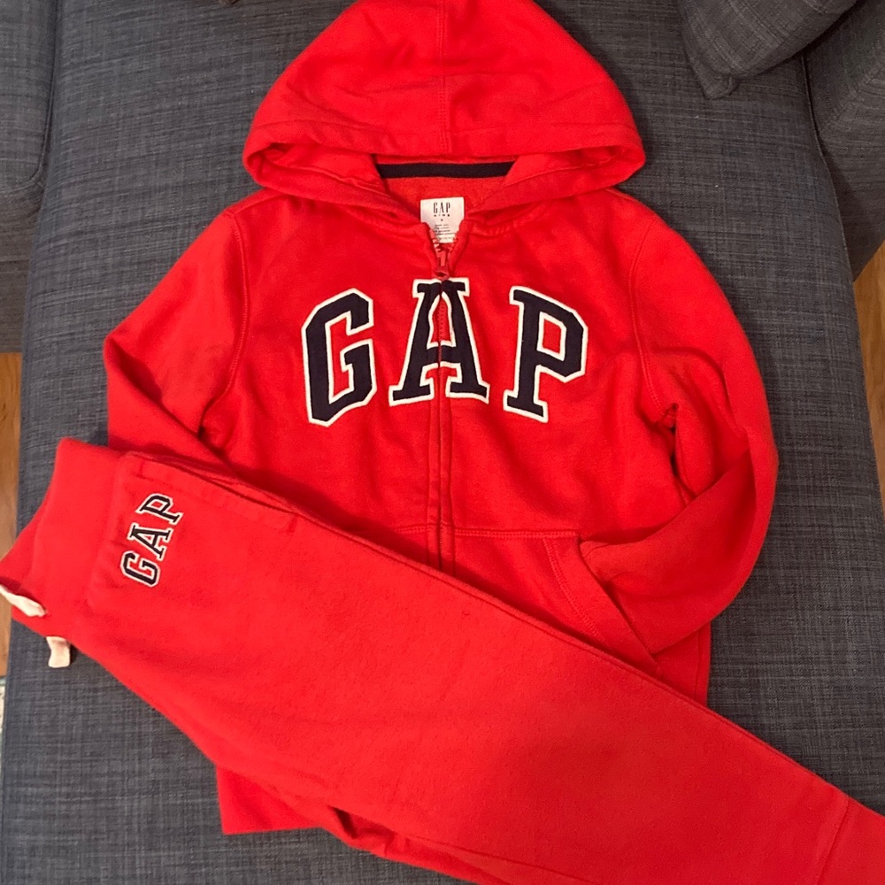 MAKE AN OFFER!
GAP Boy Vibrant Red hoodie and sweatpants red set.